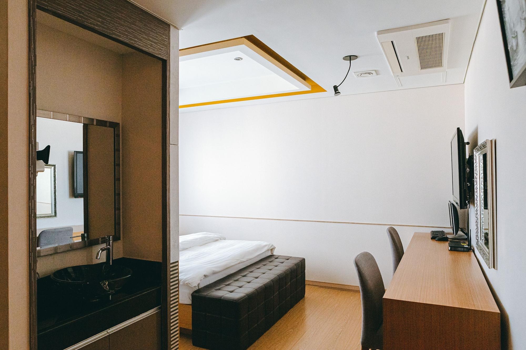 Gallery Tourist Hotel Tongyeong Exterior photo