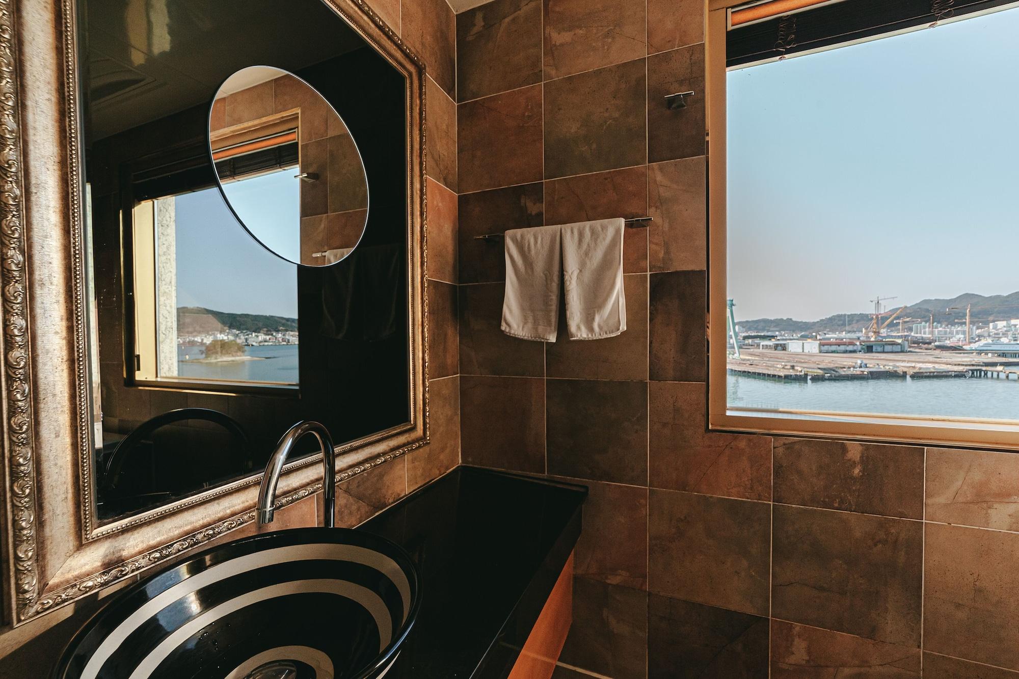 Gallery Tourist Hotel Tongyeong Exterior photo