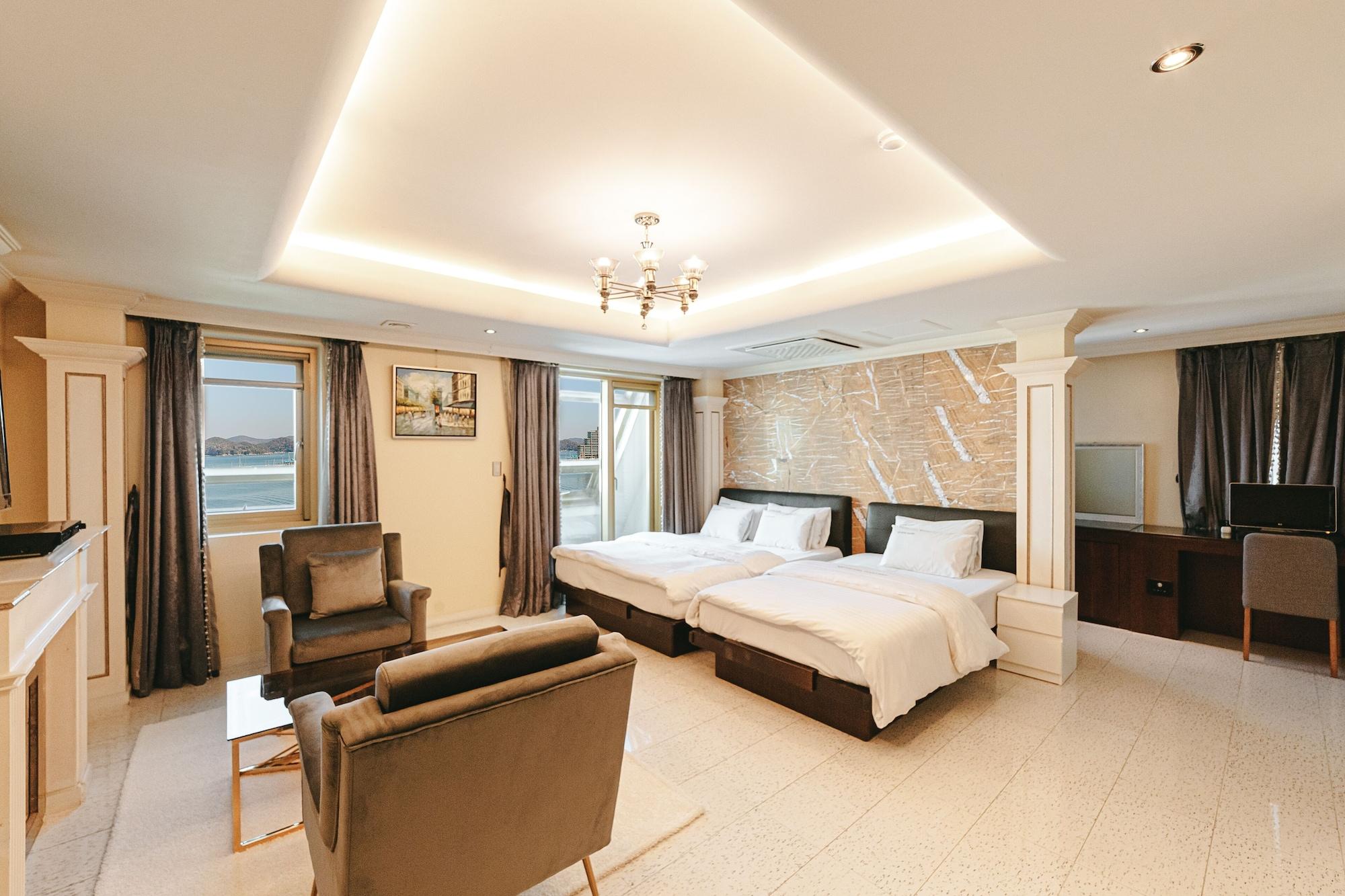 Gallery Tourist Hotel Tongyeong Exterior photo
