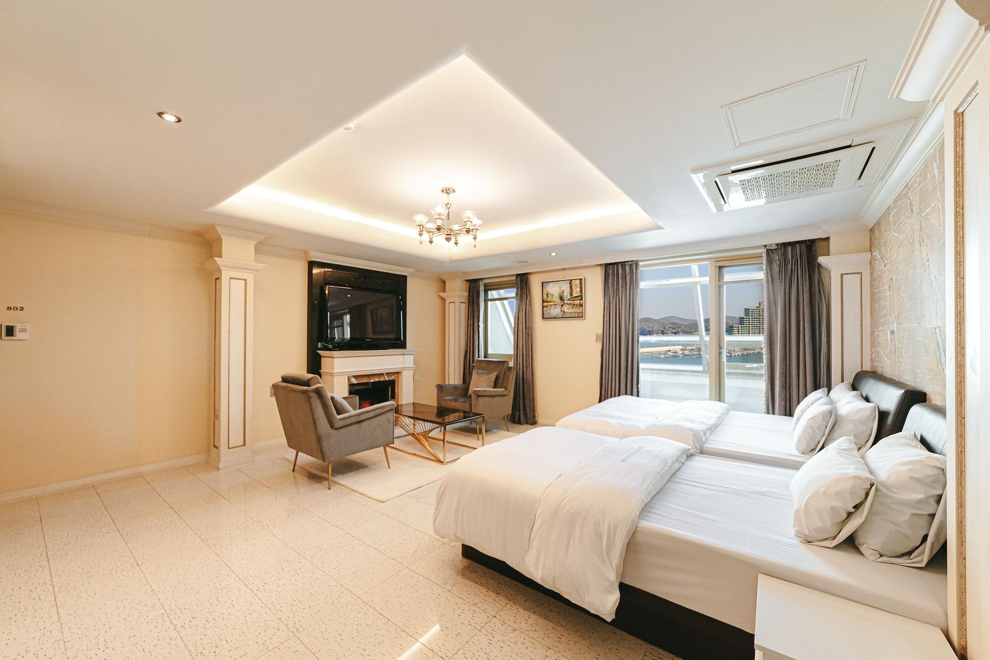 Gallery Tourist Hotel Tongyeong Exterior photo