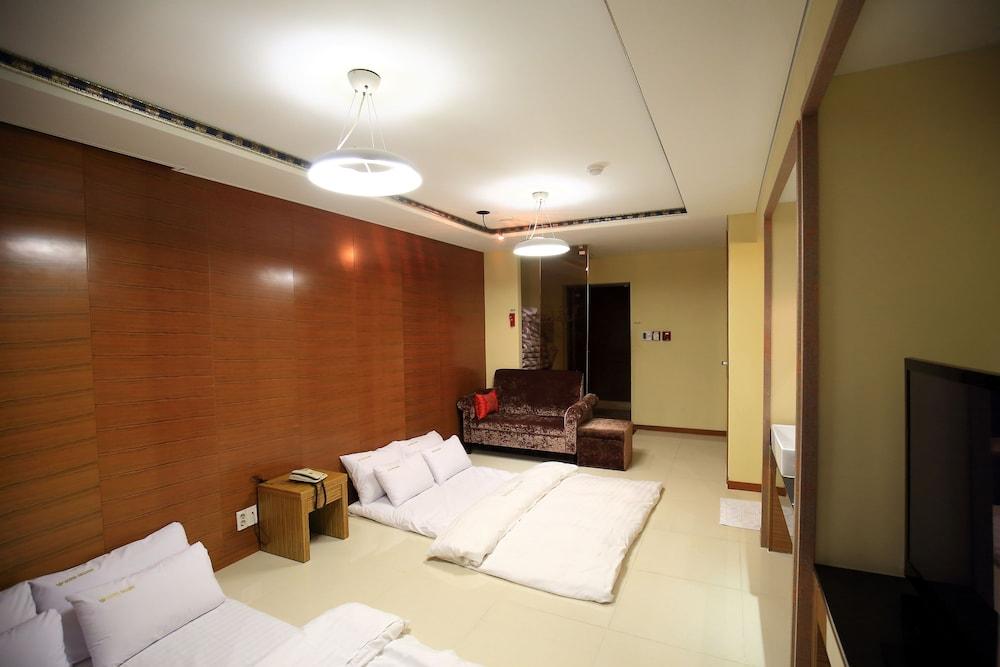 Gallery Tourist Hotel Tongyeong Exterior photo