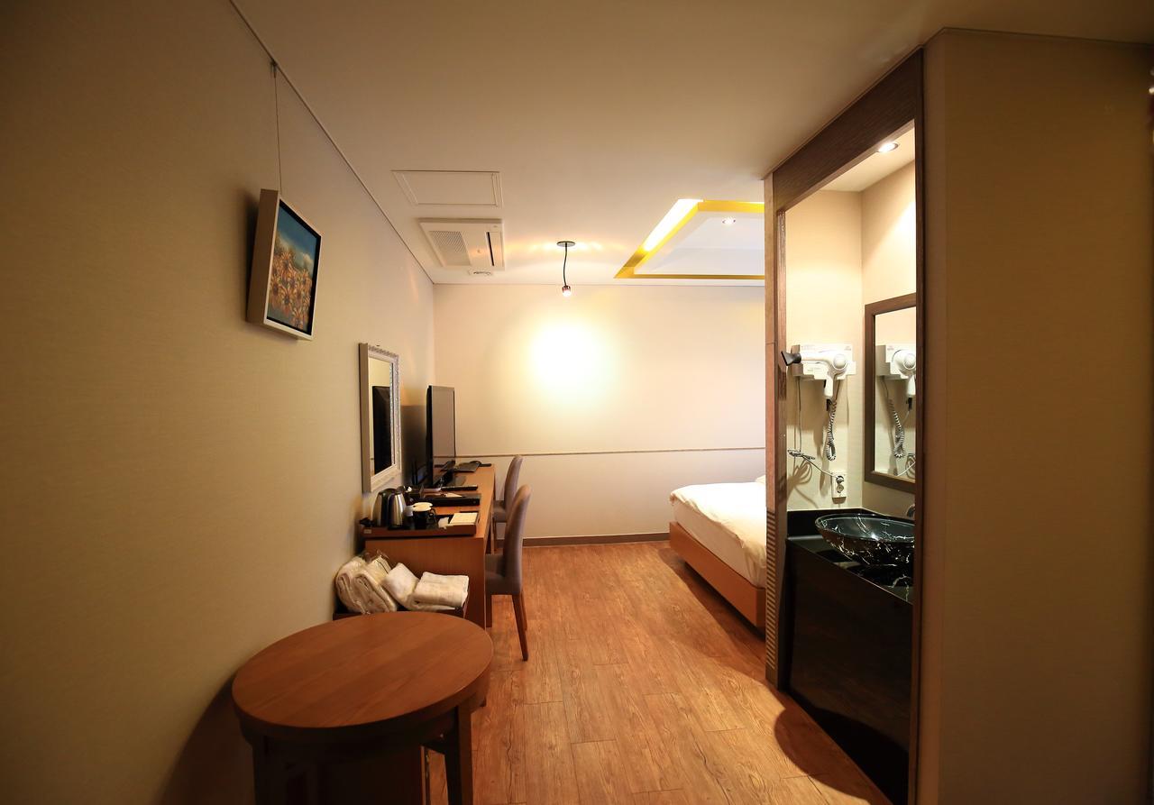 Gallery Tourist Hotel Tongyeong Exterior photo